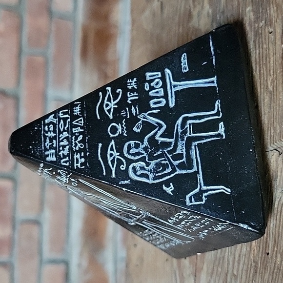 EGYPTIAN PYRAMID SCULPTURE - Picture 5 of 8